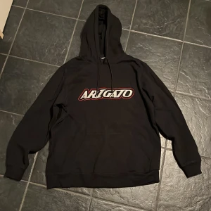 Arigato hoodie - Arigato hoodie i storlek m men den är oversized iallafall lite så den passar L också den är använd men fortfarande i bra skick inga hål eller nåt pris kan diskuteras 