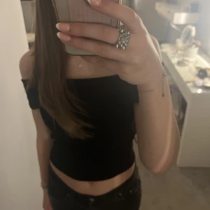 Off shoulder topp - Säljer denna helt oanvända off shoulder toppen ifrån hm. Står att den är storlek M men skulle nog säga att den är liten i storleken så kanske S egentligen!! skriv vid frågor eller för fler bilder nypris 229kr 🖤🖤