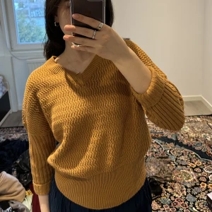 Stickad tröja  - Nästan helt ny, använt den kanske 2 gånger. Köpte på Zalando förra vintern men fin att ha nu på hösten med