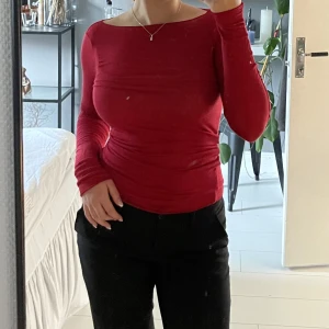 Tröja från intimissimi  - Säljer då den inte kommit till användning! Använd 2 gånger💕 Står ingen storlek men passar XS/S.
