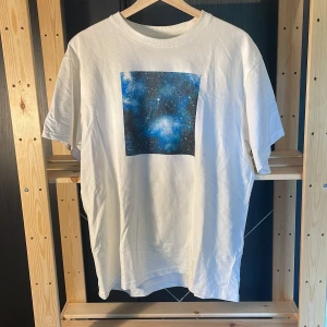 Oversized t-shirt med galexy tryck - Cool t-shirt i oversized passform. Skönt material