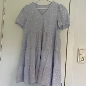 Ljusblå klänning  - Oanvänd klänning från Only. Lappen sitter kvar.