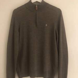 Säljer min Morris quarter zip sweatshirt i storleken M. Kommer inte till stor användning och är i väldigt bra skick, inga defekter. Inköpt på byxshopen för ca 1600:-