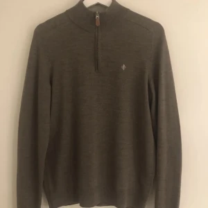 MORRIS zip sweatshirt - Säljer min Morris quarter zip sweatshirt i storleken M. Kommer inte till stor användning och är i väldigt bra skick, inga defekter. Inköpt på byxshopen för ca 1600:-