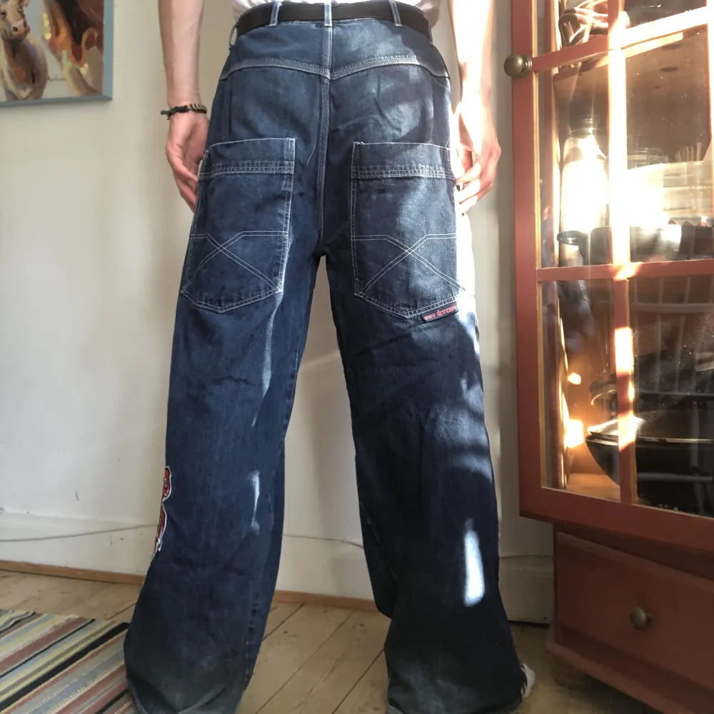 Bra skick lite slitna vid hälarna, bra material och kvalite på jeansen. 90/2000tals mode. Jeans & Byxor.