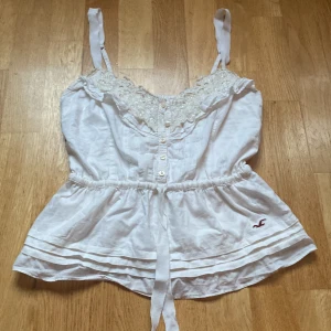 Hollister linne - Fint vitt hollisterlinne i storlek S. 
