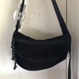 manchesterväska - En jättefin väska i manchestertyg! Den är i nyskick!💌