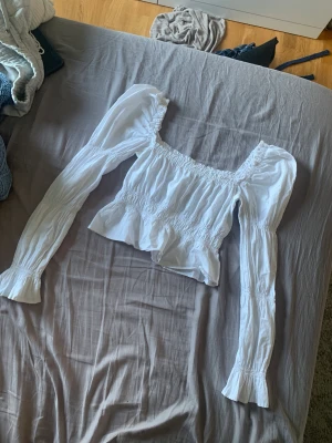 Vit blus  - Jättefin blus från hm i stl xs, 50kr + frakt 🩷