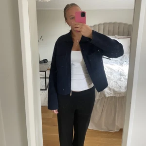 Marinblå kofta  - Kofta som ej kommer till användning längre!! Köpt på Åhléns för 500kr, säljer för 300kr. Superbra att ha som tunnare jacka nu i höst!!