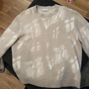 Stickad sweatshirt  - Hej!   Jag säljer min stickade sweatshirt ifrån tiger of Sweden pågrund av den ej används. 