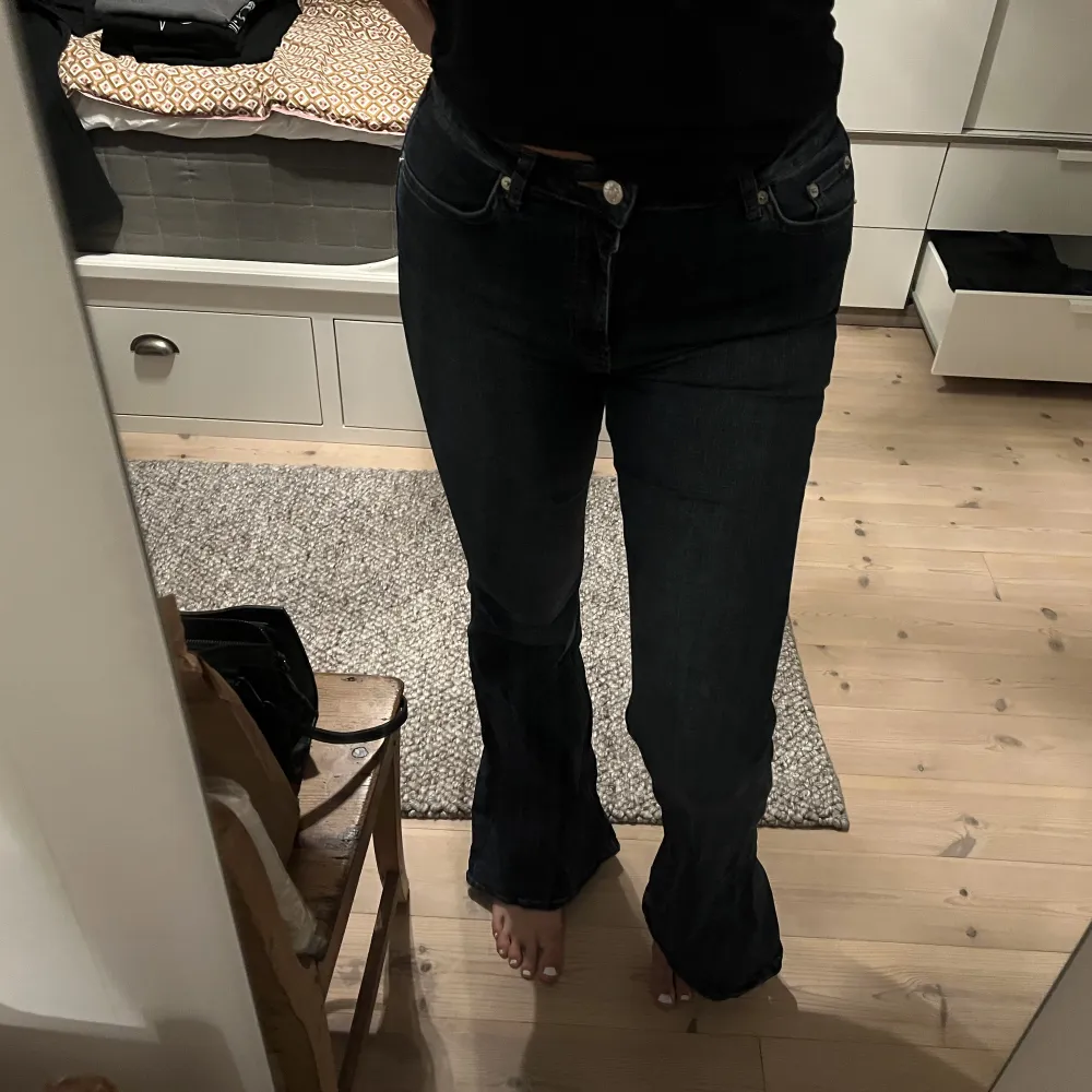 Knappt använda bootcut jeans. Etiketten bak har gått upp, se bild! Slits i benet. Jeans & Byxor.