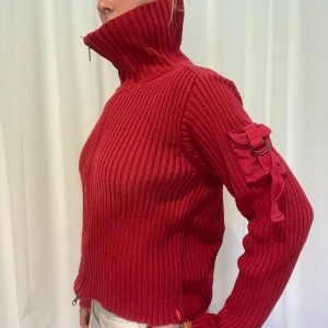 Ribbad röd kofta - Så najs