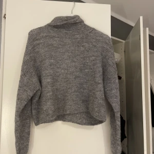 stickad alpacka blend tröja  - Stickad polotröja från bikbok i alpacka blend! Endast testad