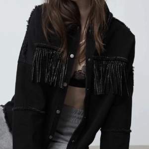 Intressekoll på den här asballa jackan från Zara! Säljs inte längre 💕Jeansliknande tyg och glitterfransar fram och bak ❤️‍🔥Skriv för fler bilder! 