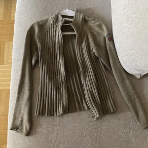 Zip upp - En tröja som inte kommer till användning 