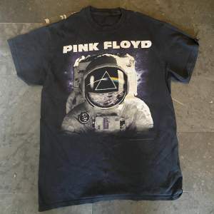 Officiell Pink Floyd mearch. Jag köpte den lixom via Spotify :)   Kan hämtas på Lidingö.