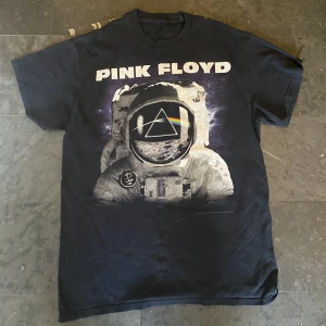 Rock T-shirt - Officiell Pink Floyd mearch. Jag köpte den lixom via Spotify :)   Kan hämtas på Lidingö.