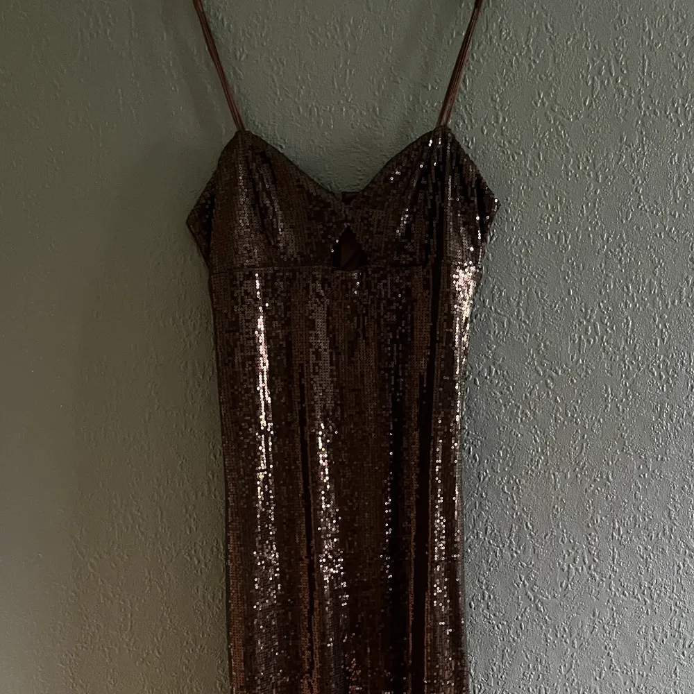 norali sequin dress🤎   Brun paljettklänning med smala axelband från Gina tricot. Aldrig använd, lappen sitter kvar. Säljer då den inte kommer till användning! Priset är diskuterbart!. Klänningar.