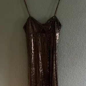 norali sequin dress🤎   Brun paljettklänning med smala axelband från Gina tricot. Aldrig använd, lappen sitter kvar. Säljer då den inte kommer till användning! Priset är diskuterbart!