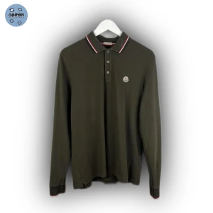 Moncler polo shirt - Moncler polo shirt | - mycket fint skick och är knappt använd - storlek L men sitter verkligt mindre, skulle säga s-m - nypris runt 3500kr - vårt pris endast 1349kr - hör av dig om du har några frågor!