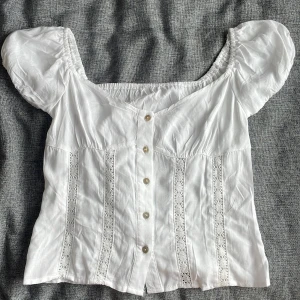 Vit topp - Jättesöt topp som är använd 1 gång💕 Använd gärna köp nu🫶🏻