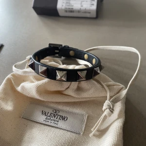 Valentino armband - Valentino armband svart med silver nitar Allt og finns Använt men i bra skick, några få slitningar men inget som påverkar Nypris 3000 Mitt pris 1250