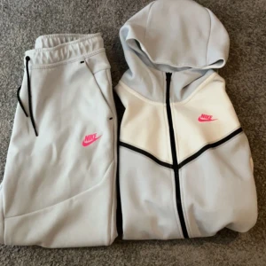 Tech fleece    - Hela dressen 1200  Skick 10/10  Byxorna storlek m Tröjan storlek s