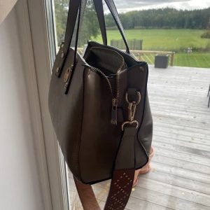 Bege/brun väska - En super snygg väska jag använt en del, har fått så mycket komplimanger med denna väska. Säljer pgr av att jag har så många väskor! Skriv vid funderingar🩷