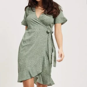 Sommarklänning från Vero Moda - Jättevacker grönprickig sommarklänning från Vero Moda💚 Använd få gånger, nypris 350kr. Går att få bättre bilder privat! 