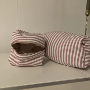 Necessär  - Egensydd necessär❤️ annons är för den större som mäter ca 25 x 20