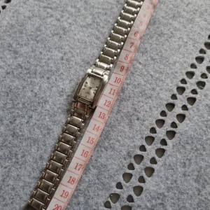 Retro klocka - Klockan är 22cm lång, så cool! Måste byta batteri till den! 