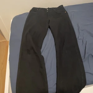 2 levis jeans -  Säljer min jeans knappt använda, säljer pågrund av att storleken är för liten.