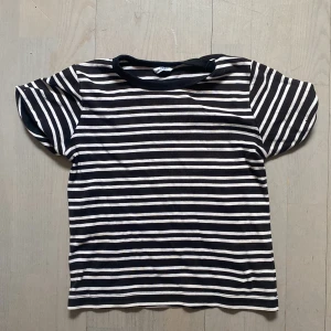 Randig baby-T - Ett barnplagg, passar på xs-s