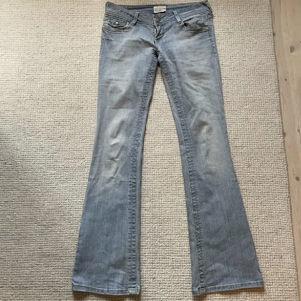 Lågmidjade bootcut jeans! Jättebra skick inga defekter och fin färg! Bilder från förra säljaren för dom passade inte mig❤️. Jeans & Byxor.