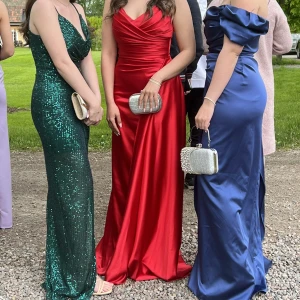 Balklänning  - Röd balklänning i storlek 38 men passar även 36 då jag har storlek 36. Använt en gång, superbra skick. Pris kan diskuteras vid snabbaffär💗 