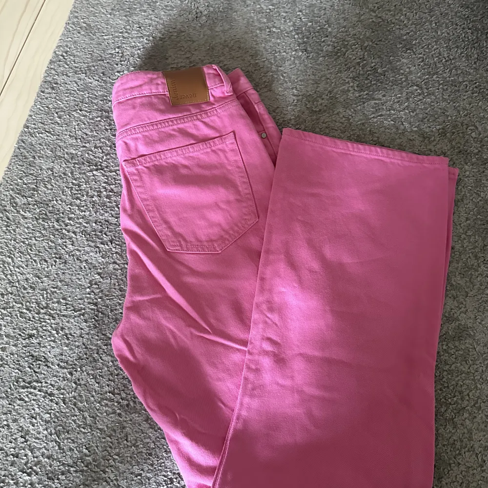 Regular wide rosa jeans från BikBok. Använda bara några gånger så de är i bra skick.  Jag är 178 cm och de passar mig i längden. Storlek:  Waist: 32 Length:32 . Jeans & Byxor.