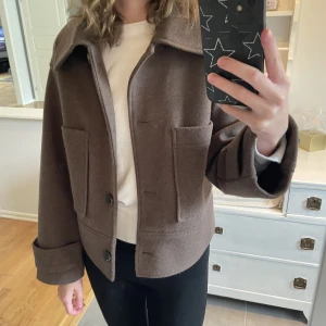 Kappahl kappa🤍 - Säljer denna trendiga kappa från Kappahl som jag köpte förra hösten utan att fått någon användning av. Hör av dig om du undrar något🤩⭐️