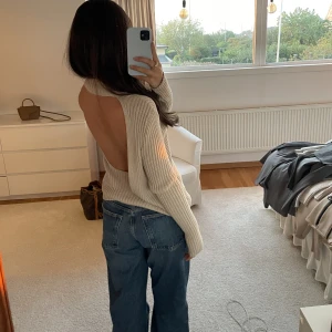 Beige tröja med öppen rygg - Beige, stickad tröja med öppen rygg från Nakd 💖