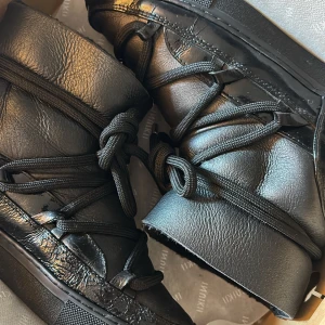 Inuikii storlek 39 - Superfina svarta Inuikii’s i storlek 39! Använda två säsonger men fortfarande i väldigt fint skick! 