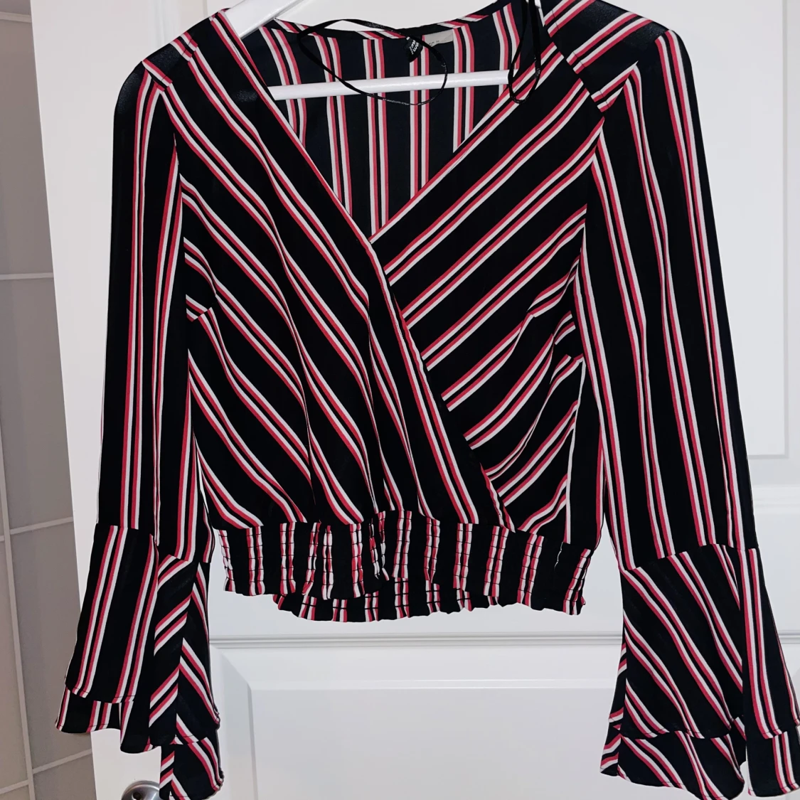 Röd svart randig crop topp med volanger