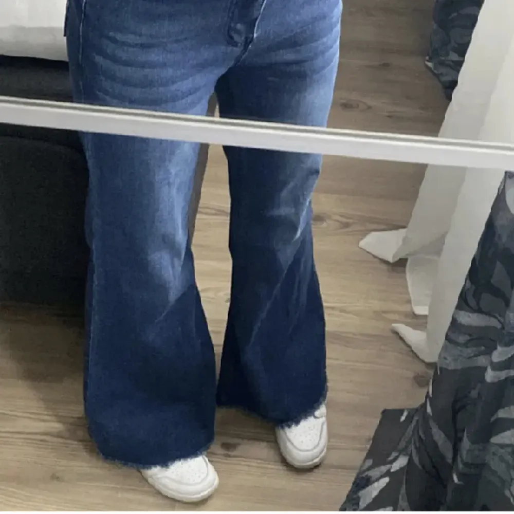 Väldigt flare jeans som sitter midwaist. Storlek S och passar perfekt på mig som har 34. Väldigt fint skick. Köptes på second hand i Belgien och vet därför inte vilket märke det är. Skriv för fler bilder🫶🏻. Jeans & Byxor.