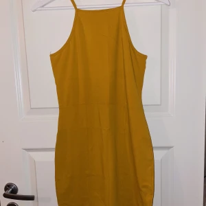 Orange miniklänning - Använd 1 gång för 5 år sen, sen dess har den bara hängt i garderoben. Inga skador eller liknande. 