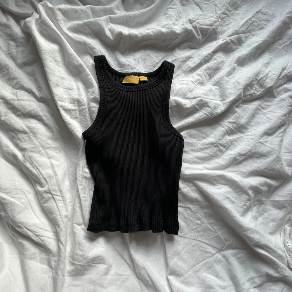 Ett svart kort linne från Gina som är jätte fint men som ni ser på bilden alldeles för litet. T-shirts.