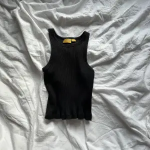 Ett svart kort linne från Gina som är jätte fint men som ni ser på bilden alldeles för litet