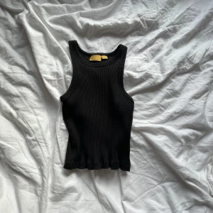 Linne - Ett svart kort linne från Gina som är jätte fint men som ni ser på bilden alldeles för litet