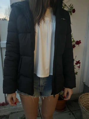 Champions League Jacka - Super varm och nice vinterjacka som tyvärr inte kommer till användning längre. Mycket använd men i fint skick!🤩