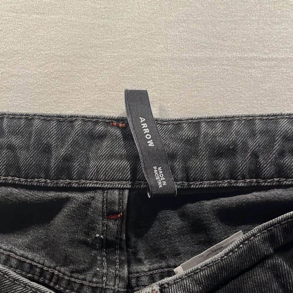 Low Arrow jeans i en svart, urtvättad färg, som inte finns att köpa längre. Använda fåtal gånger, mycket gott skick. Ordpris: 590. Jeans & Byxor.