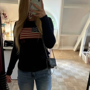 Ralph Laurent  - Säljer nu min Jättefin trendiga tröja från Ralph Laurent i färgen grå som inte kommer till användning längre, den är i ett jätte bra skick!🫶🏼🌟❤️barn storlek 14-16 år men passar mig som har storlek xs/s (lånad bild) nypris ligger på 4000kr pris kan diskutera