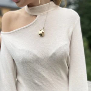 Stickad topp med öppen axel - Säljer en av mina favorit tröjor. Jätte fin om man ska vara uppklädd även om man ska vara classy. Använd fåtal ggr