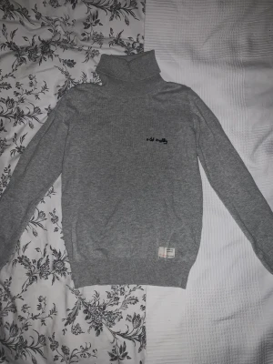 odd molly tröja - En grå polotröja från odd Molly! Skriv gärna om det är några frågor💕
